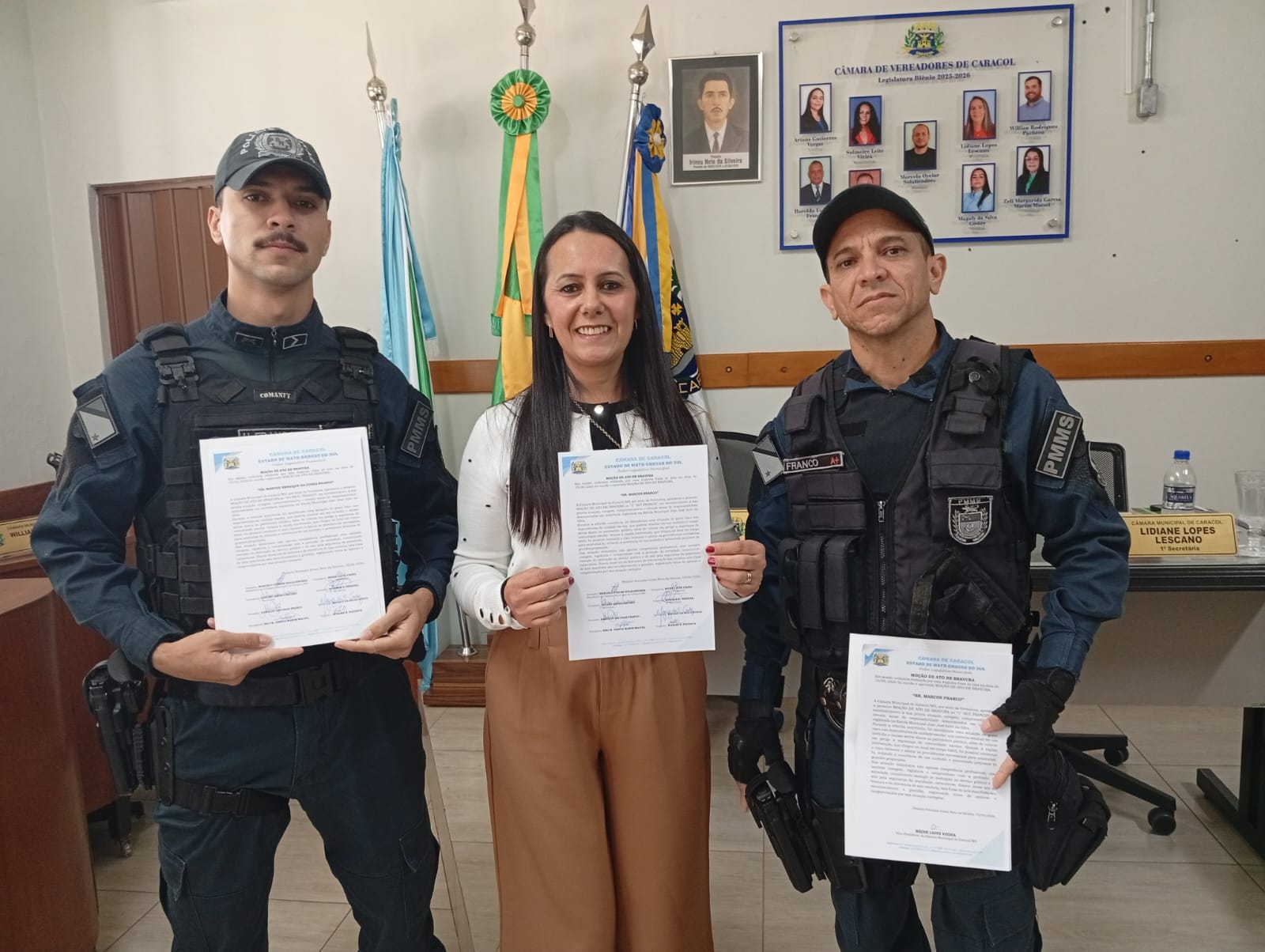 Vereadora Meire Leite apresenta Moção de Ato de Bravura a policiais militares por evitarem incêndio em escola de Caracol